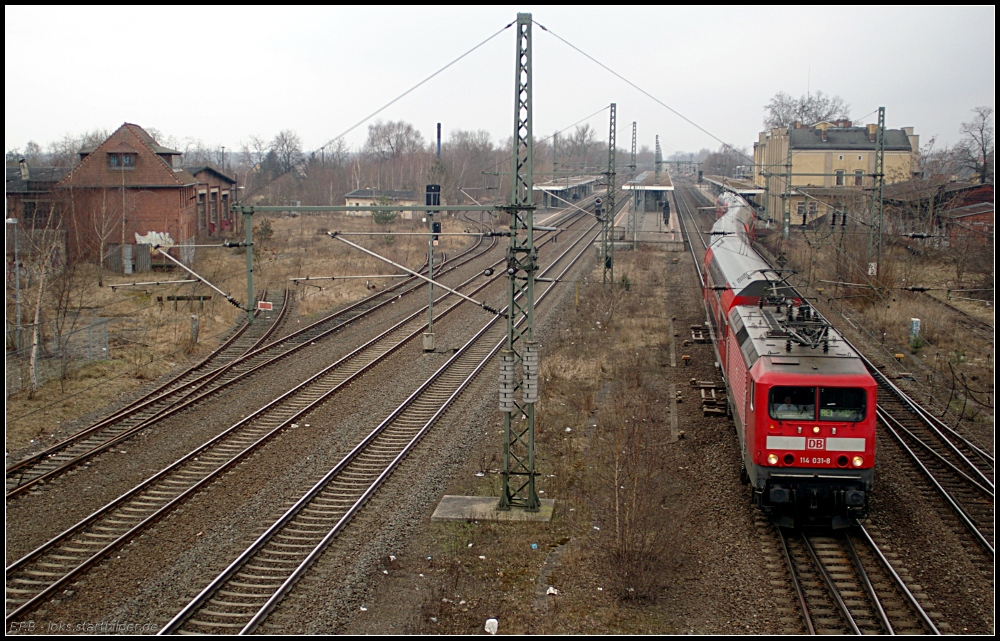 DB 114 031-8 verlsst mit dem RE1 nach Frankfurt (Oder) den eher beschaulichen Bahnhof Brandenburg Hbf (gesehen 19.02.2011)