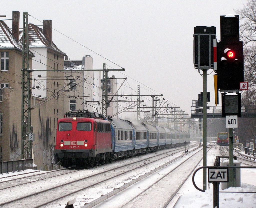 Der D 441 mit 115 509-2 nach Saratov und Kiev bei der Durchfahrt am Savignjplatz am 16.01.2010.