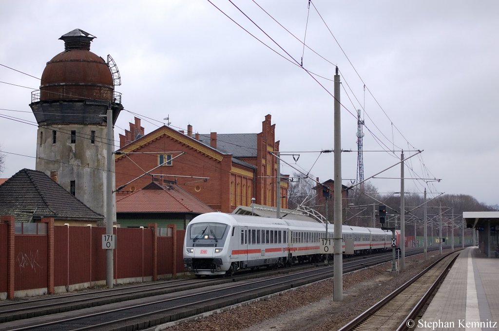 Der IC 1213 von Berlin Sdkreuz nach Kln bei der Durchfahrt in Rathenow und geschoben wird er von der 101 037-0. 18.03.2011