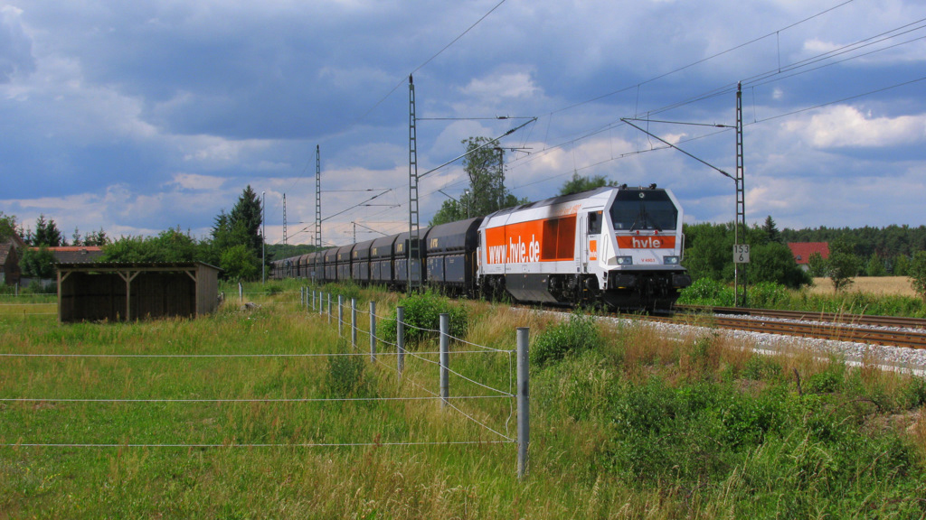 Der Knaller des Tages und auch gleichzeitig Abschluss meiner Bilderreihe vom 01.07.2011 war die HVLE 264 004-3 mit einem langen Zug Selbstentlader auf der Fahrt von Blankenburg nach Ruhland als DGS 91030. Sie passiert hier etwas vor der planmigen Zeit den kleinen Ort Beyern.