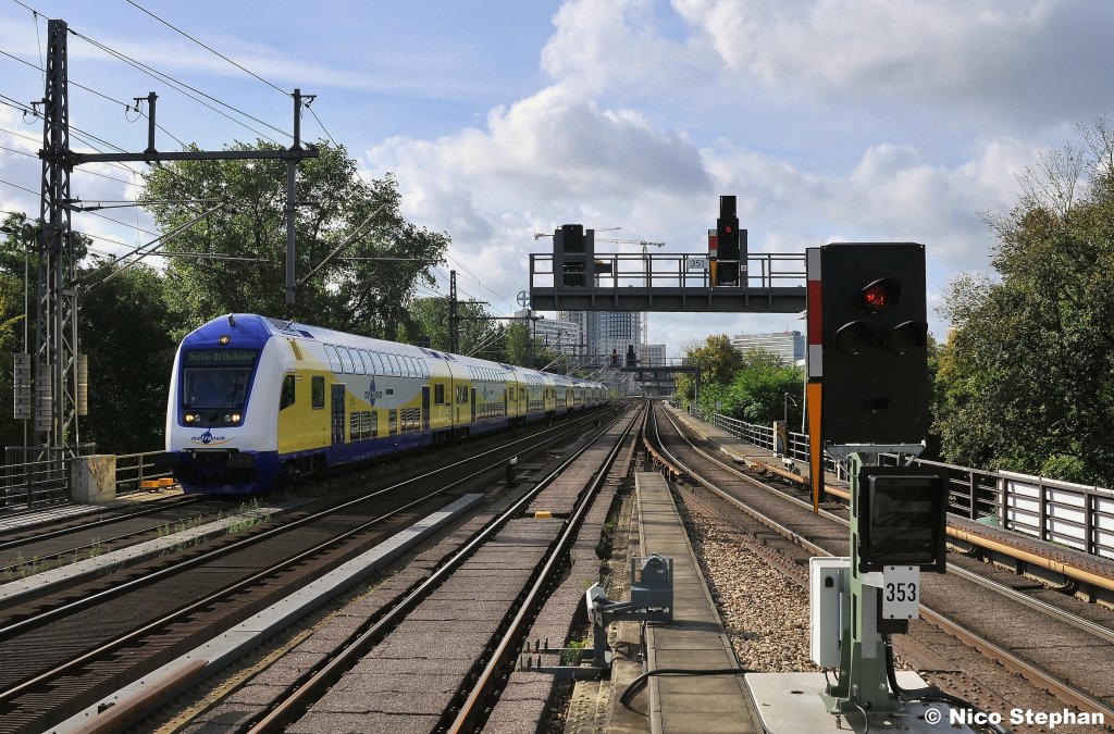 Der wie immer pnktliche Metronom-Sonderzug (Cuxhafen - Berlin-Ostbahnhof),hat die Hauptstadt erreicht und wird bald sein Reiseziel erreichen,hier passiert er den S-Bhf Tiergarten (18.09.10)