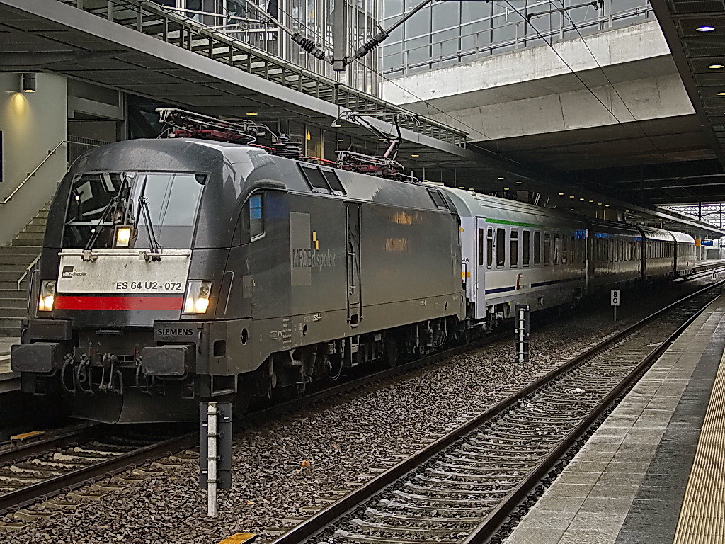 Die an die DB Fernverkehr vermietete MRCE Dispolok ES 64 U2 - 072 (182 572-8) am 16. Januar 2012 vor dem EC 249 nach Krakow Glowny auf Gleis 4 im Bahnhof Berlin Sdkreuz. 