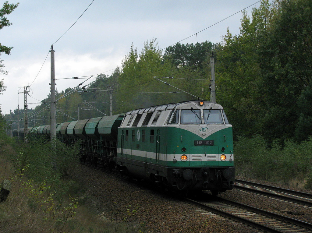 Die Baustellenversorgung fr Berlin Schneweides S-Bahn kommt in Form von 118 002 der ITL mit ITL-Waggons aus der Slovakai am 21.10.2009 durch Bestensee.