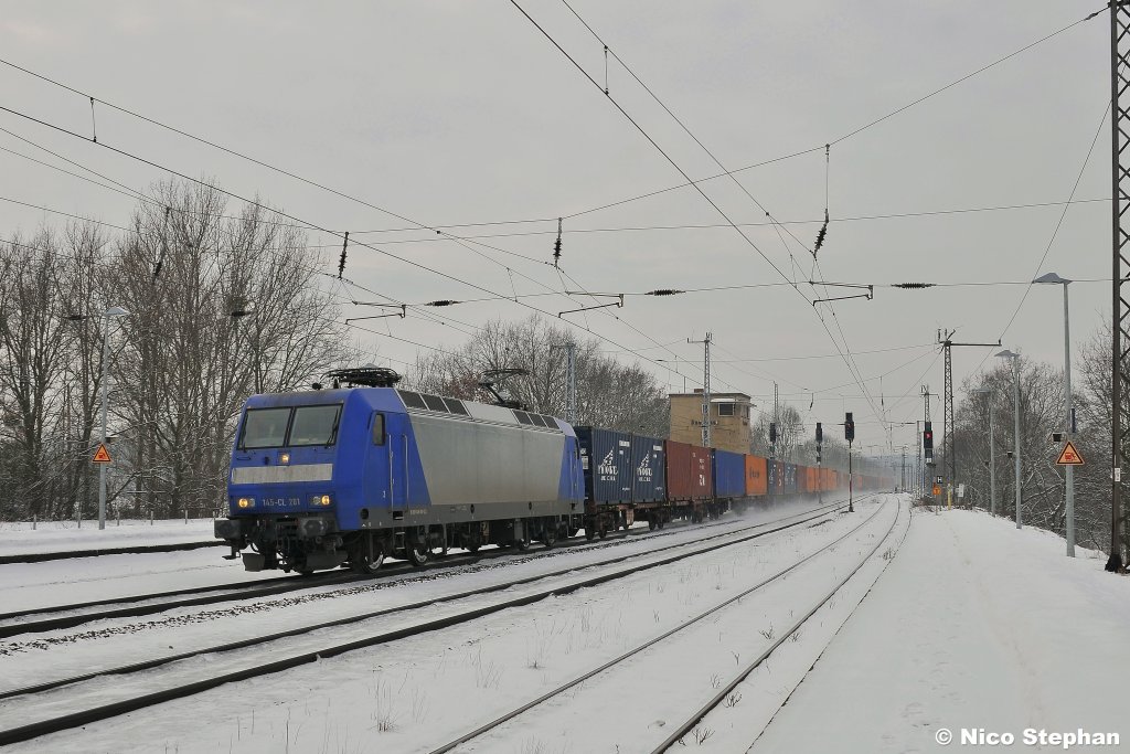 Die ehemalige RBH 145-CL 201 durchfuhr im Auftrag von DB Schenker mit einem Containerzug den Bahnhof von Saarmund (04.01.11)