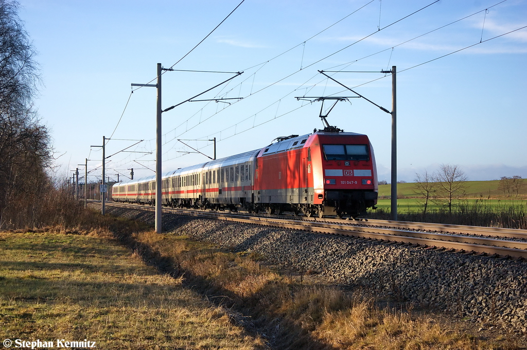 Die LED 101 047-9 mit dem IC 2385 von Berlin Sdkreuz nach Frankfurt(Main)Hbf bei Nennhausen. 30.12.2012