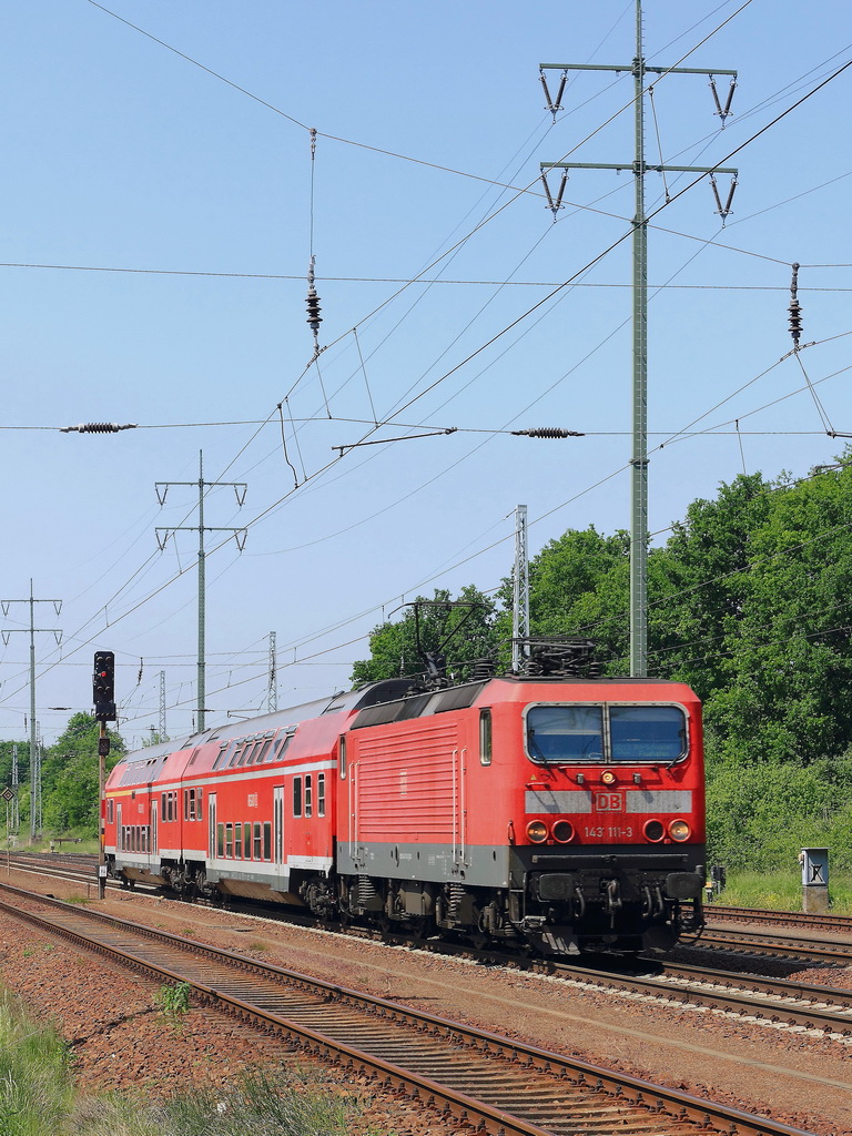 Diedersdorf am 23. Mai 2012, 143 111-3 mit dem RB 22 (RB 28814 von Potsdam Griebnitzsee nach Berlin-Schnefeld Flughafen) auf den sdlichen Berliner Auenring.