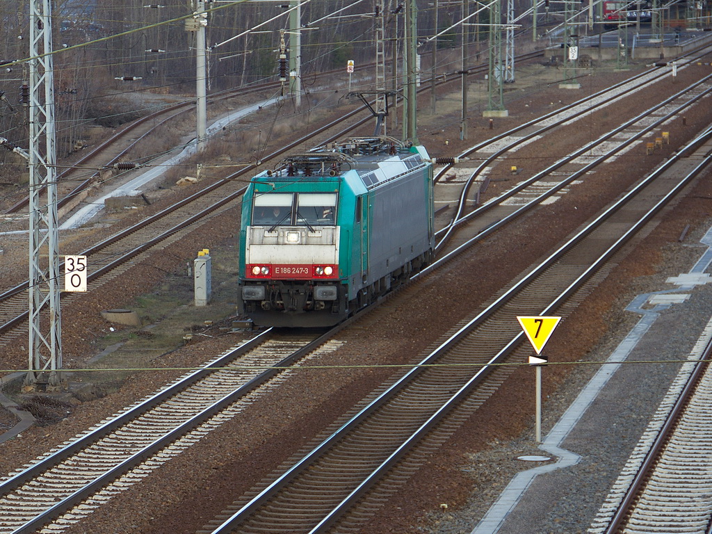 Durchfahrt der an CFL Cargo vermietete E 186 247-3 am 25. Januar 2012 durch den Bahnhof Berlin Schnefeld Flughafen.