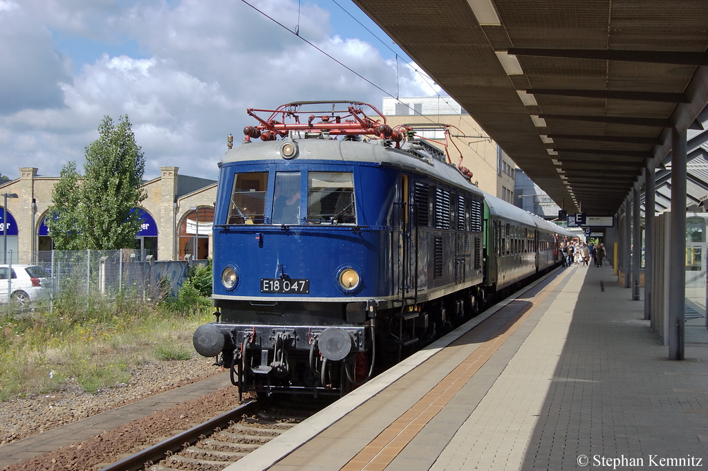 E18 047 (118 047-0) mit dem Sonderzug DPE 79863 nach Bergen auf Rgen zum Piraten-Express „Klaus Strtebeker  in Potsdam. 25.06.2011