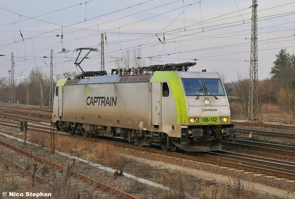 E186 142-6 von Captrain rollt solo durch den leeren Bahnhof von Priort (15.02.11)