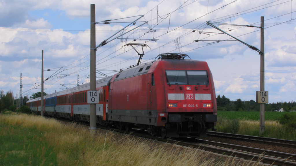 EC 177 nach Wien Praterstern passierte am 01.07.2011 auch Falkenberg/Elster bei wolkigen Himmel.