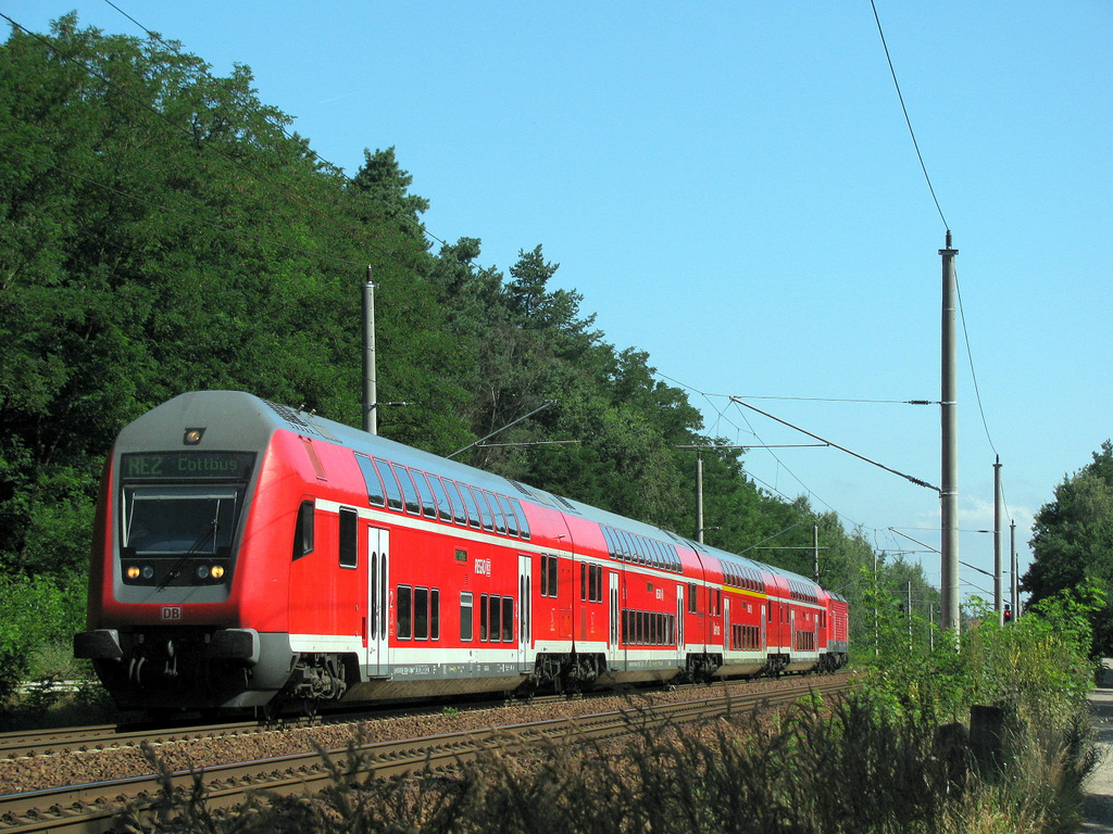 Ein RE 2 am 08.05. bei der Durchfahrt Bestensees Richtung Cottbus.