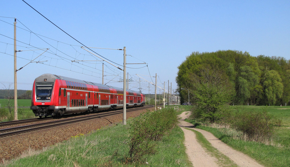 Ein RE1 nach Brandenburg Hbf in lndlicher Natur. Hier durchfhrt er Pillgram auf der KBS 201. 20.04.2011