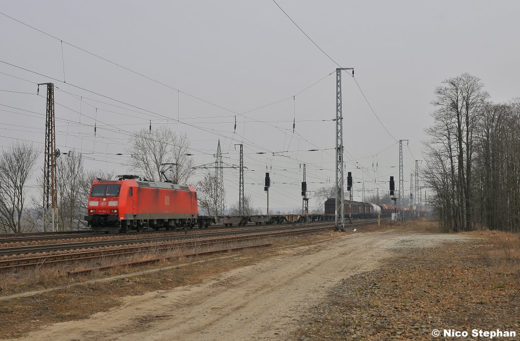 Einen gemischten Zug fr Seddin hatte die 185 060-1 am Haken,Saarmund (15.03.11)