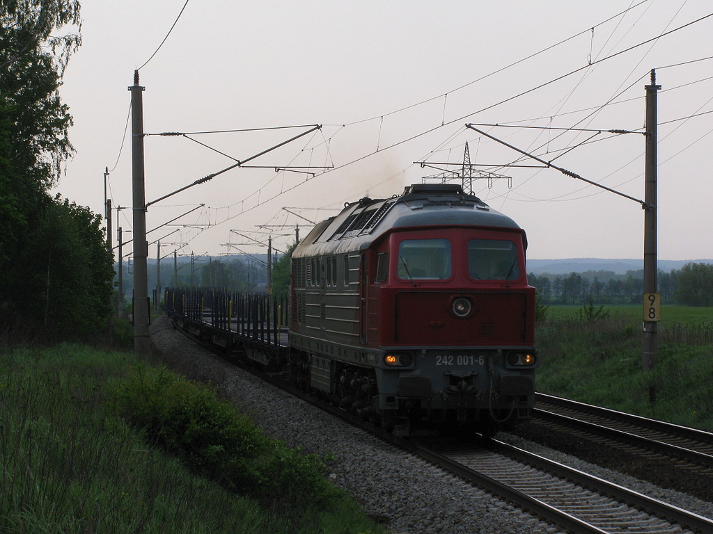 Einer der Hhepunkte: 242 001-6 von Arcelor mit einem Zug nicht beladener Flachwagen Richtung Genshagener Heide. 29.04.2011