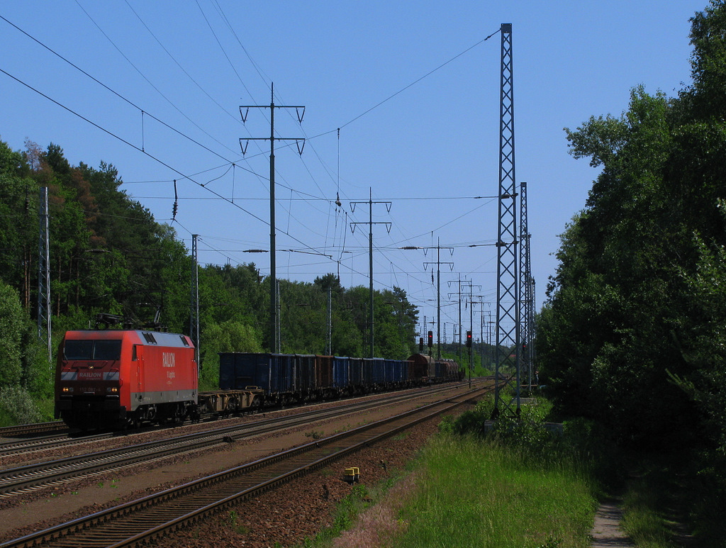 Erster Gterzug aus dem Gegenlicht am 02.06.2011 war 152 082-4 mit ihrem gemischten Zug in Richtung Genshagener Heide.