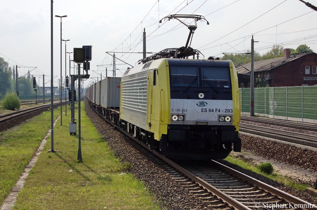 ES 64 F4 - 203 (189 203-3) Dispo im Dienst fr die ITL mit Containerzug in Rathenow in Richtung Wustermark unterwegs. 27.04.2011