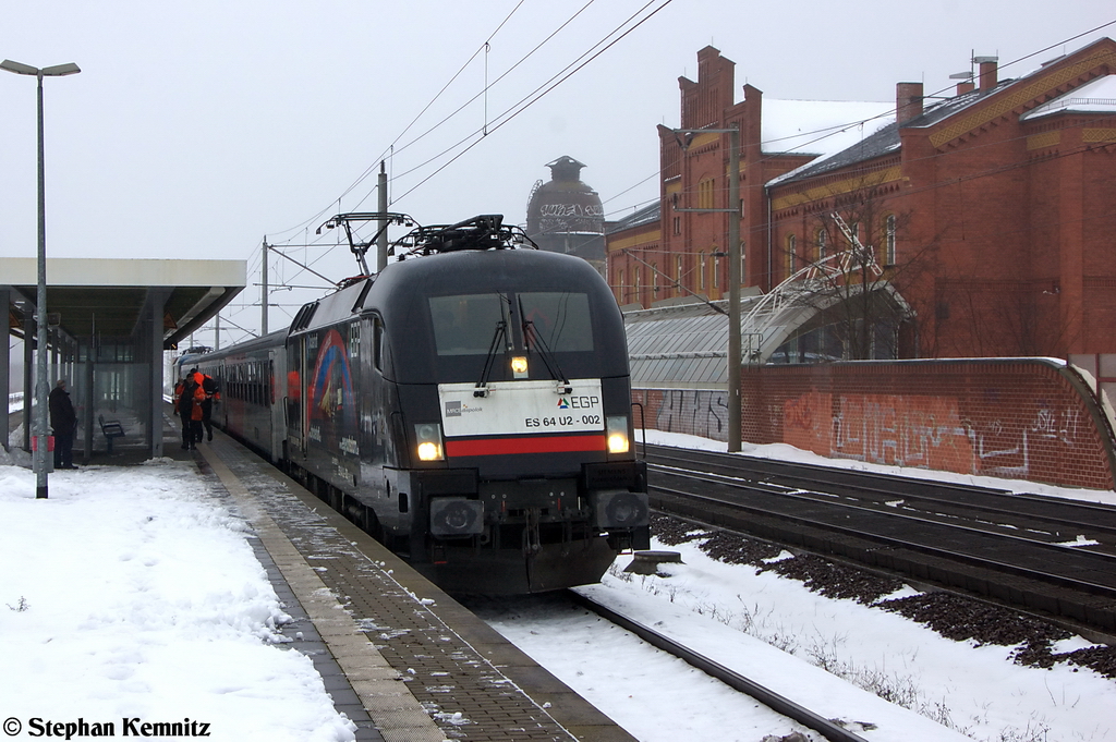 ES 64 U2 - 002 (182 502-5) MRCE Dispolok GmbH fr ODEG - Ostdeutsche Eisenbahn GmbH mit dem RE4 (RE 37321) von Rathenow nach Jterbog in Rathenow. 10.12.2012