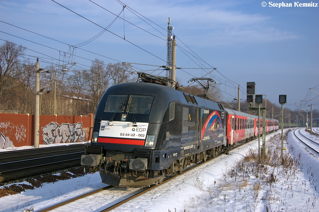 ES 64 U2 - 002 (182 502-5) MRCE Dispolok GmbH fr ODEG - Ostdeutsche Eisenbahn GmbH mit dem RE4 (RE 37314) von Ludwigsfelde nach Rathenow, bei der Einfahrt in Rathenow. 13.12.2012