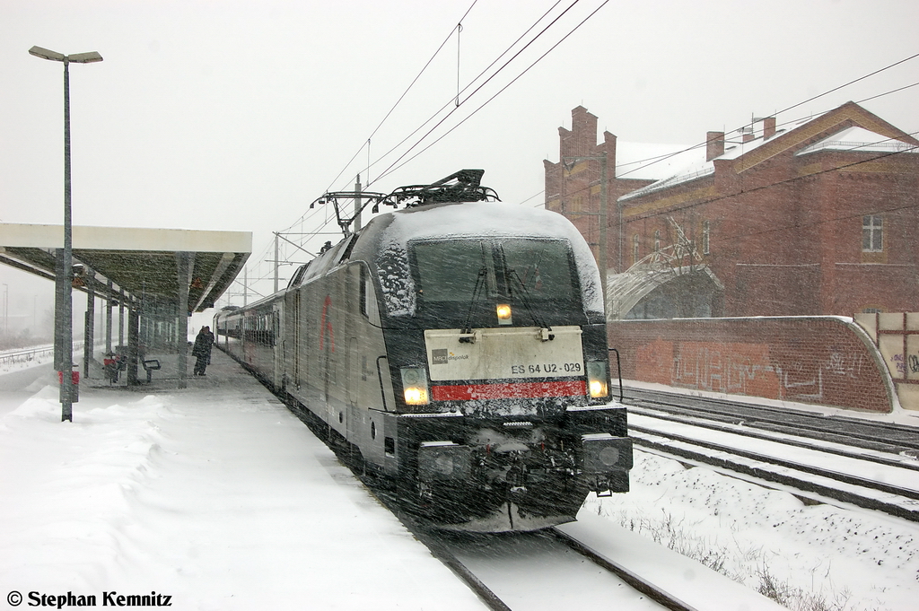 ES 64 U2 - 029 (182 529-8) MRCE Dispolok GmbH fr ODEG - Ostdeutsche Eisenbahn GmbH mit dem RE4 (RE 37313) von Rathenow nach Ludwigsfelde in Rathenow. Der Zug fuhr mit einer Versptung von 15min ab. 09.12.2012