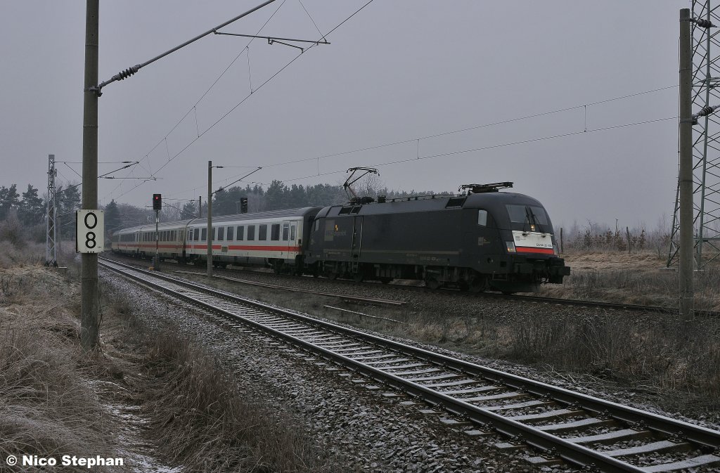ES 64 U2-034 rollt mit EC 175 (Hamburg - Budapest Keleti pu) in den letzten Teil des  Schweineohrs  um wenig spter auf den BAR zu wechseln,hier bei Genshagener Heide (30.01.11)