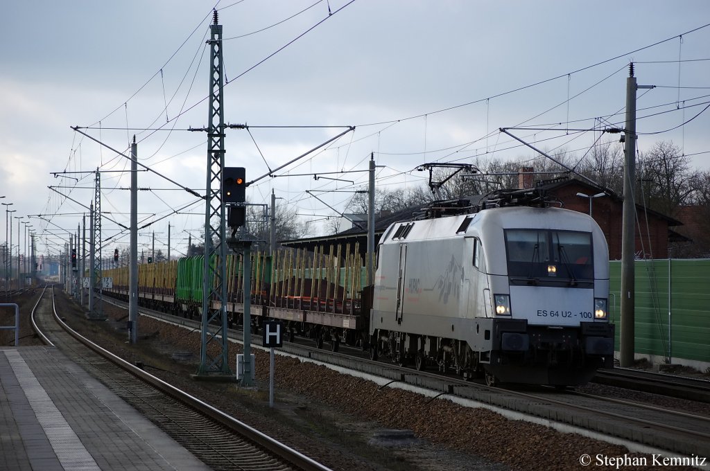 ES 64 U2 - 100 (182 600-7) von der Hupac die fr Raildox fhrt mit einem leeren Holzzug aus Stendal in Rathenow in Richtung Wustermark unterwegs. 11.02.2011