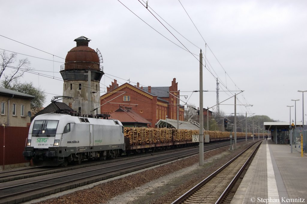 ES 64 U2 - 101 (182 601-5) Hupac im Dienst fr Raildox/SETG mit Holzzug in Rathenow in Richtung Stendal unterwegs. 06.04.2011
