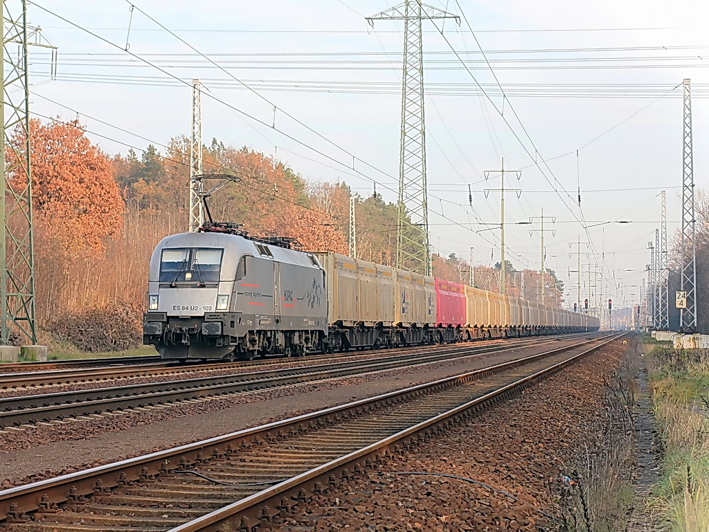 ES 64 U2 - 102 (182 602-3) der Hupac am 22. November 2011 auf dem sdlichen Berliner Auenring in Hhe Diedersdorf. Netten Gru zurck! 