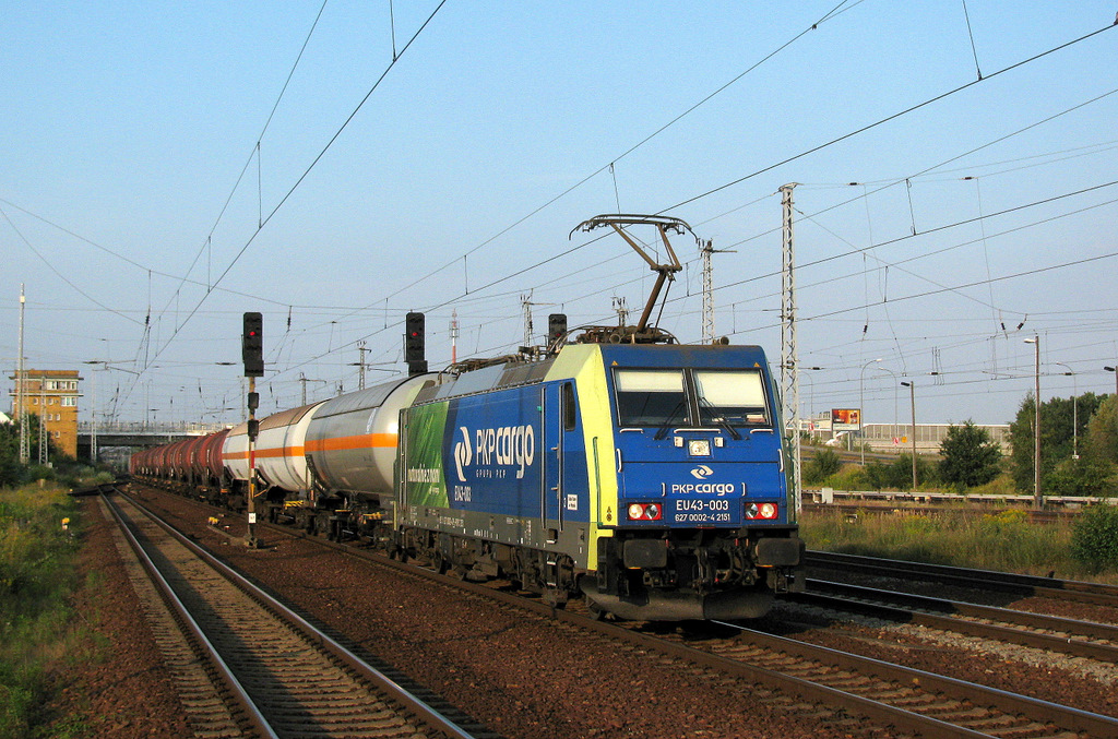 EU 43 003 mit Kesselwagen am 17.08.2009 durch Berlin Schnefeld Flughafen Richtung Seddin.
