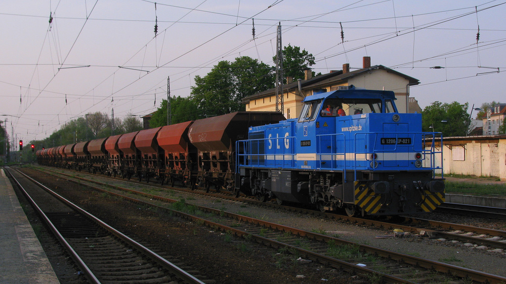 G 1206 – SP 013 von Spitzke steht an ein paar Schttgutwagen im Bahnhof Zossen abgestellt und wartet auf neue Aufgaben. 29.04.2011