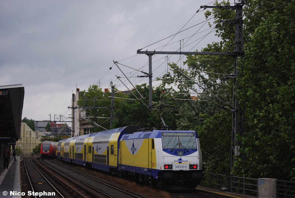 Geschoben  wurde der Metronom-Sonderzug von 146 533-5,hier passiert er den S-Bhf Tiergarten (05.09.09)