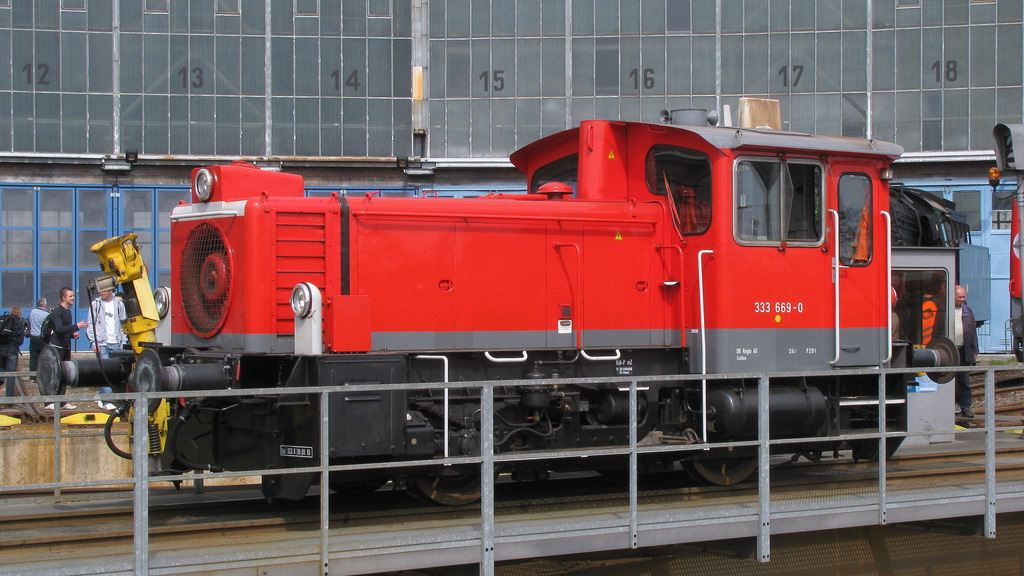 Glnzend konnte auf der Drehscheibe 333 669-0 der DB Regio Nordost abgelichtet werden. Sie verschub whrend des Festes immer mal wieder einige Loks. 17.04.2011