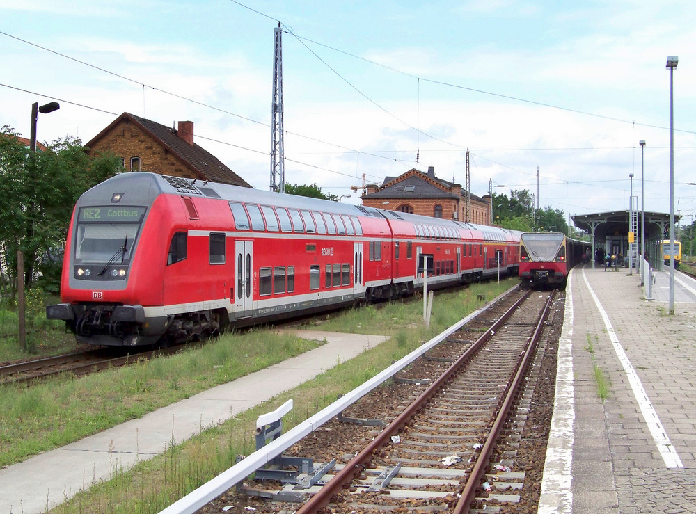 Hier mal alles in einem Bild. Vlnr: RE2 nach Cottbus ber Lbbenau/Spreewald, S46 nach Westend und ODEG nach Frankfurt/Oder ber Beeskow. Auch sehr gut zu erkennen ist der historische Zustand des Bahnhofes. 22.05.2009 
