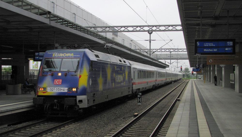 Hier sieht man 101 101-4 mit dem IC140 nach Schiphol in den Bahnhof Berlin Sdkreuz einfahren. 04.07.2011