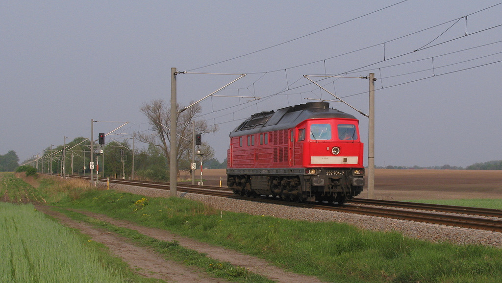 Hier trafen wir 232 704-7 das zweite von insgesamt dreimal am 29.04.2011. Sie fhrt hier gerade allein in Richtung Werder, nachdem sie ihren Gterzug in Brandenburg abgegeben hatte.