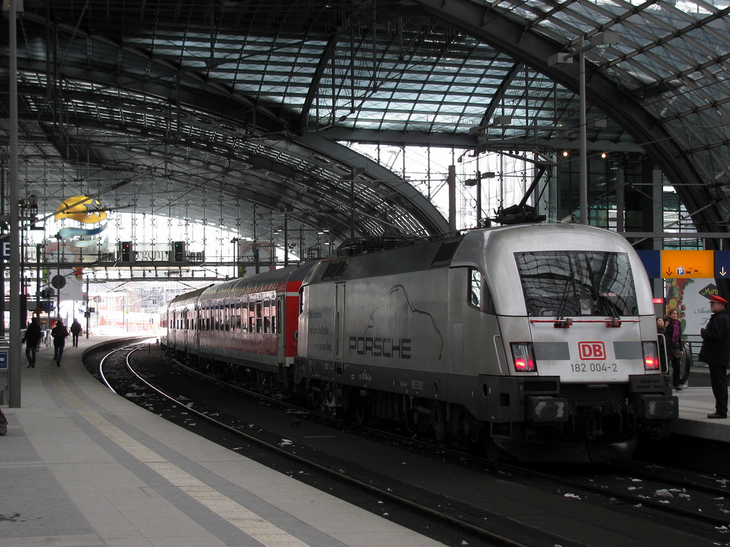 Highlight Nummer 3 schob als 182 004-2 einen RE 2 Ersatzzug versptungsfrei von Rathenow nach Cottbus am 13.02.2010 durch den Berliner Hbf.
