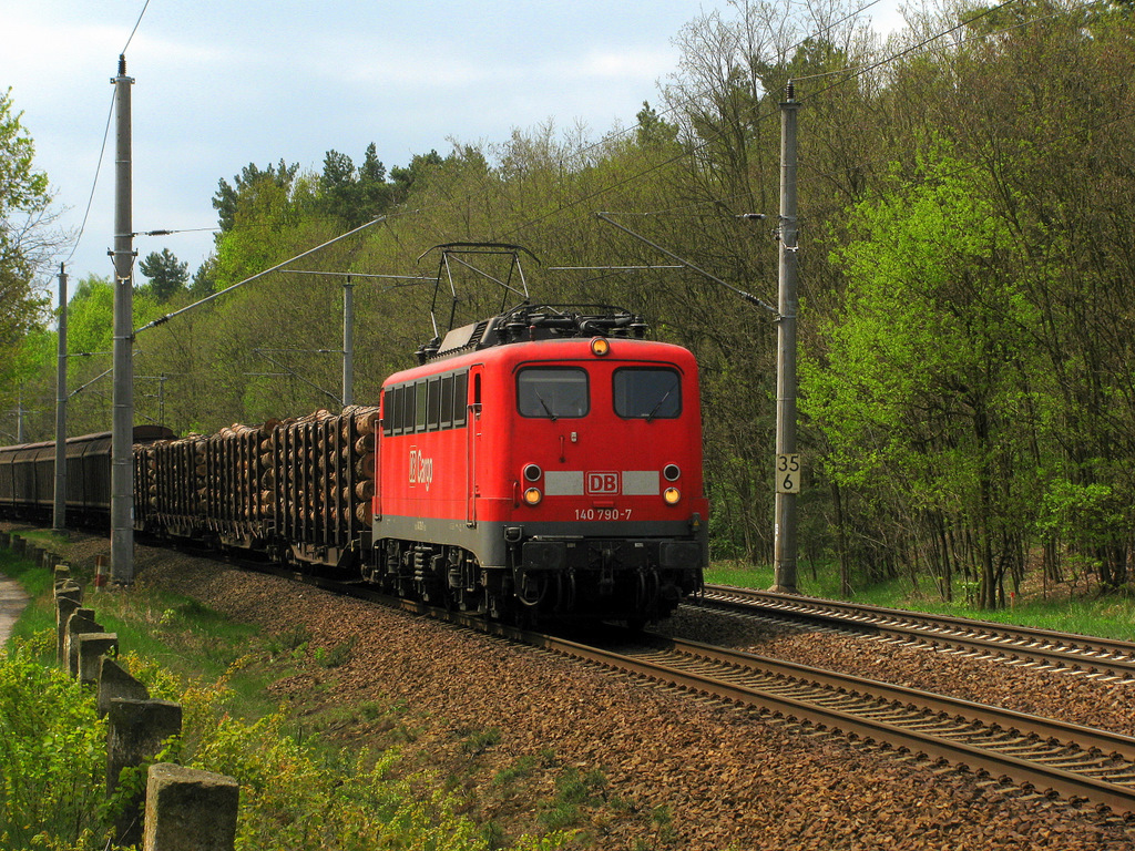 Im direktem Gegenzug am 2.Mai kam 140 790-7 mit einem sehr sehr langem Gterzug Richtung Berlin.