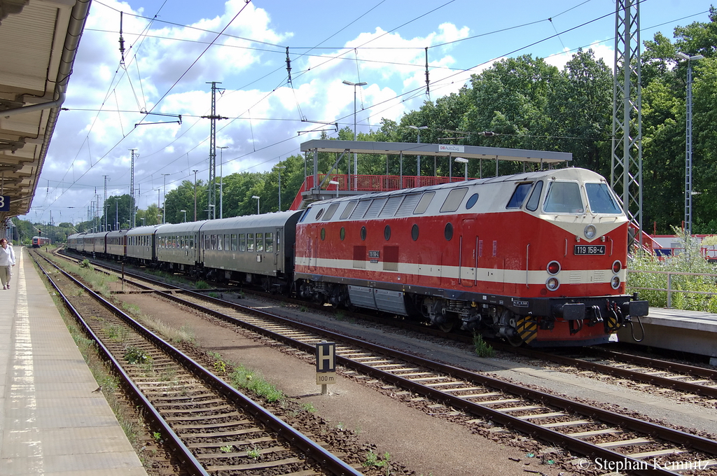 In Berlin Wannsee wurde die 119 158-4 ans Ende vom dem Sonderzug DPE 79863 gehngt. 25.06.2011