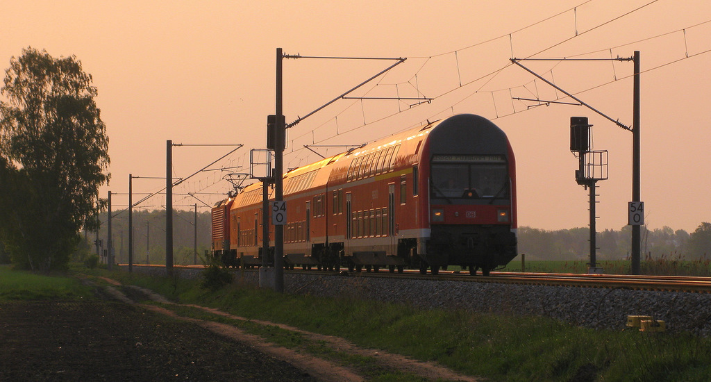 Kurz darauf schob dann 114 016 ihren morgendlichen RE 1 Verstrker nach Brandenburg Hbf. 29.04.2011