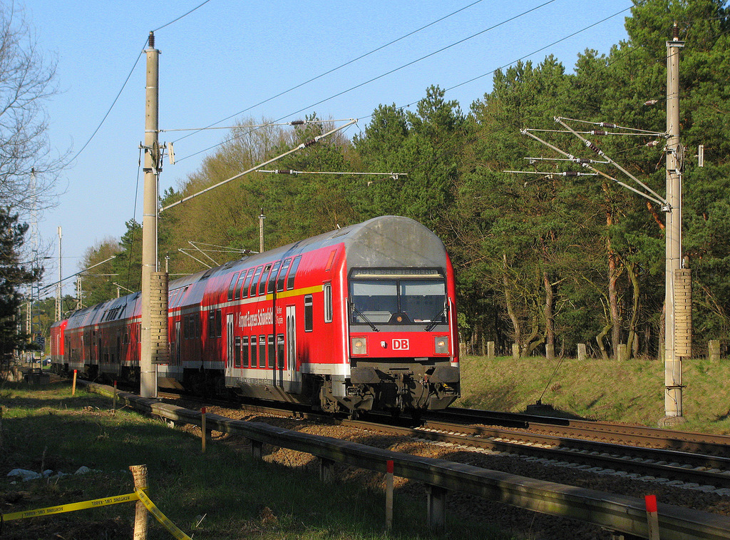 Letztes Licht an dieser Stelle war am 18.04.2010 geboten, als diese RB 14 ihre Reise Richtung Senftenberg aus Bestensee heraus fortsetzte.