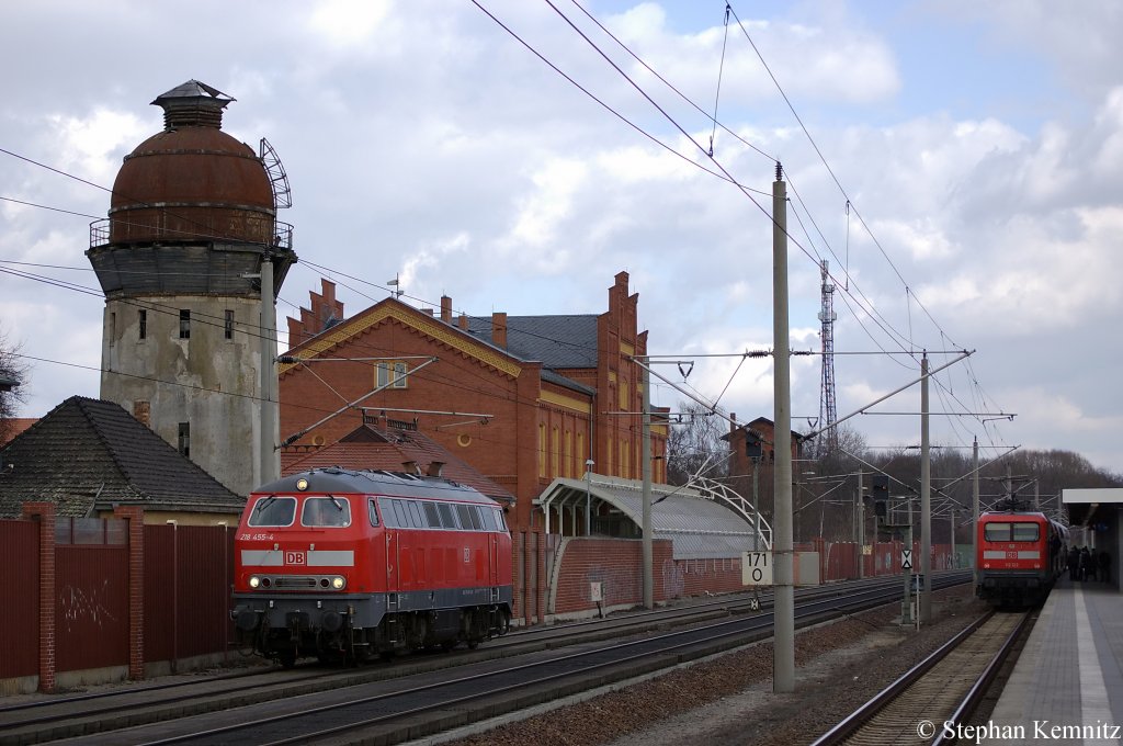 Links die 218 455-4 als Lz in Richtung Stendal unterwegs und rechts die 112 122 mit dem RE2 (RE 37411) nach Knigs Wusterhausen in Rathenow. 11.03.2011