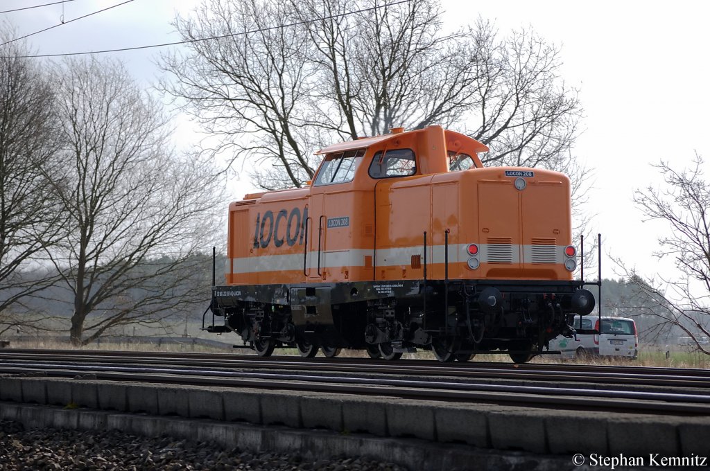 LOCON 208 (212 357-8) ist noch ganz frisch bei LOCON (30.03.2011) und ist hier zwischen Growudicke und Rathenow unterwegs und fuhr in Richtung Rathenow weiter. 02.04.2011