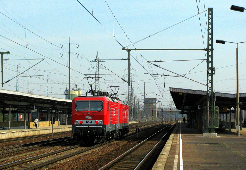 MEG 601 (= 143 179-0) und MEG 605 (= 143 344-0) fahren am 08.04.2010 allein durch den Bahnhof Berlin Schnefeld Flughafen Richtung Grnauer Kreuz.