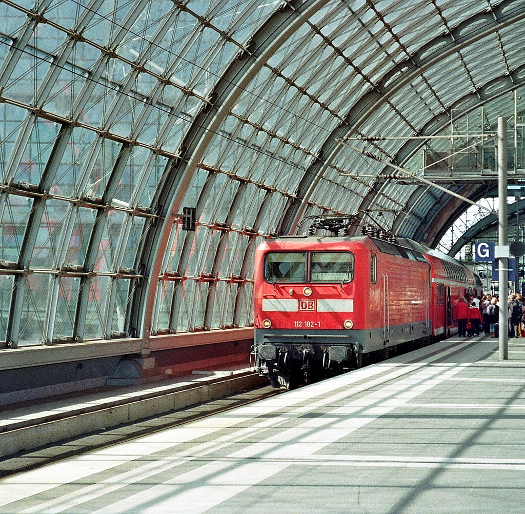 Noch aus der analogen Zeit (kenne das Datum nicht genau, aber im April 2009 aufgenommen) stammt dieses Bild der 112 182-1 mit einem RE 1 in Berlin Hbf. nach Frankfurt(Oder).
