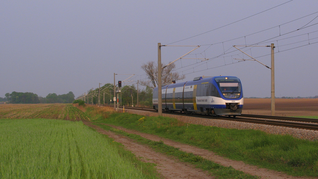OLA 0009 war der Rcktausch Triebwagen von der Strecke Brandenburg - Rathenow und fhrt hier wieder Richtung Werder zurck. Hier auch wieder viele Gre an den Tf ! 29.04.2011
