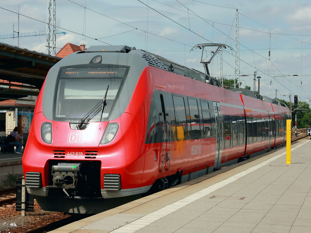 Oranienburg am 1.  August 2012, auf Gleis 24 steht  442 619 mit  442 119 als RB 20 (RB 28729) nach Hennigsdorf(Berlin) zur Abfahrt bereit.
