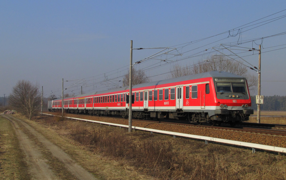 Pnktlich um 10:49Uhr kommt hier der RE10 von Leipzig nach Cottbus durch Tornitz gefahren. Geschoben wird der Regionalzug von 182 004  Porsche . 03.03.2011 