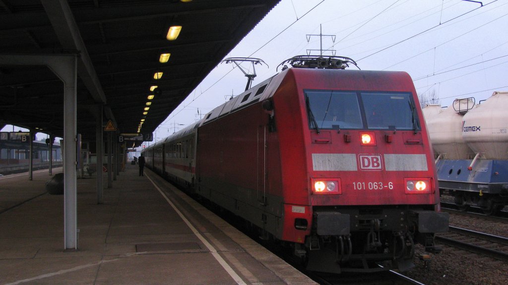 Pnktlich um 6:58 erreichte der IC 2432 mit 101 063-6 von Cottbus nach Hannover dann den Bahnhof. 05.03.2011