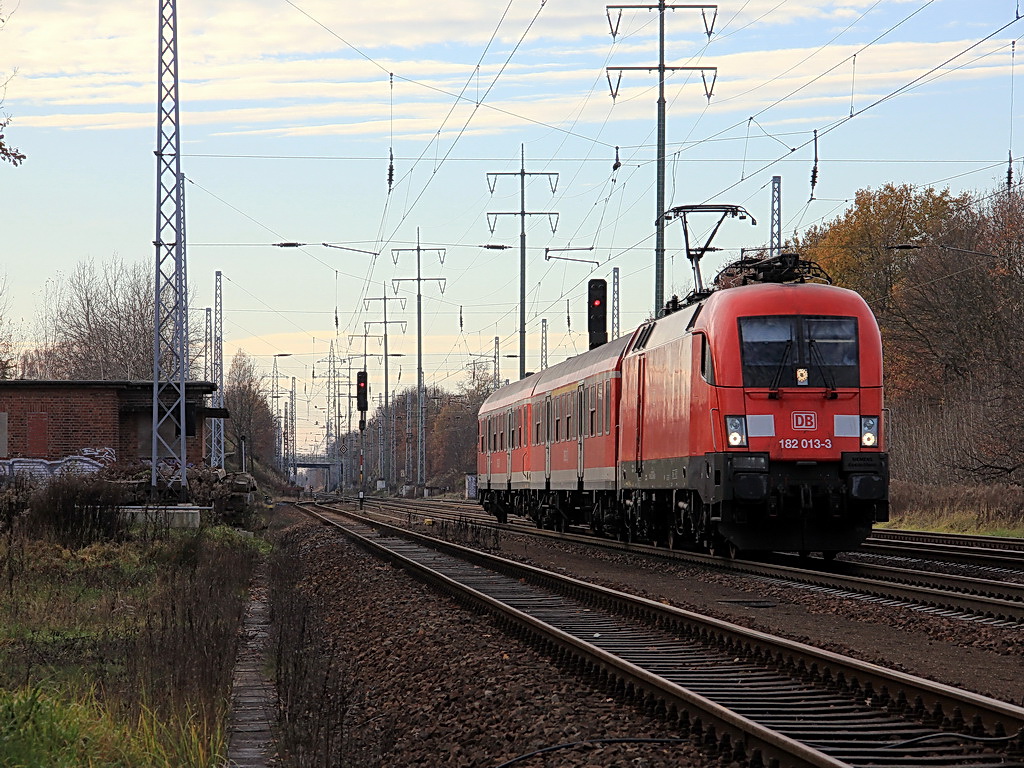 RB 22 (RB 28818) mit 182 013-3 bei Probefahrten am 25. November 2011 auf der Regionalbahnstrecke Potsdam – Berlin Schnefeld Flughafen mit 2 By-Wagen auf dem sdlichen Berliner Auenring bei Diedersdorf.