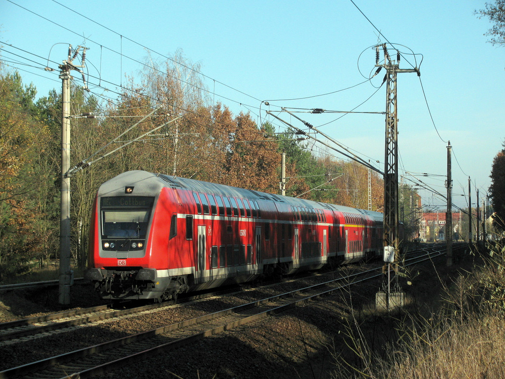 RE 2 nach Cottbus im schon winterlichen erscheinenden Bestensee am 07.11.2009.