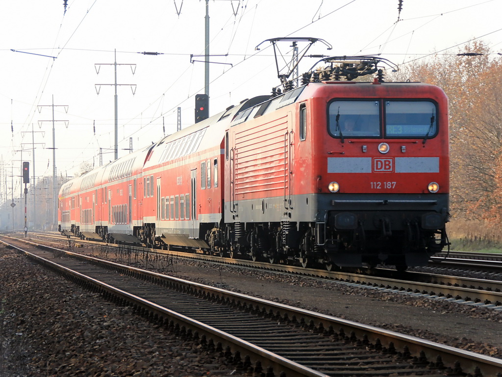RE 3 (RE 18311) nach Elsterwerder am 22. November 2011 bei Diedersdorf gezogen von 112 187.